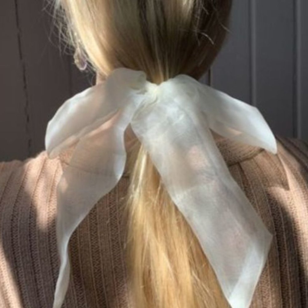 Urban Outfitters Darling Bow Scrunchie - Picture 1 of 2